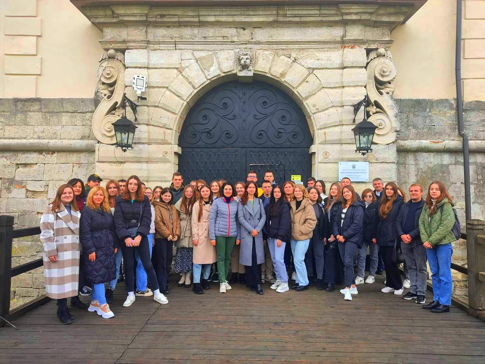 Перед воротами Золочівського замку